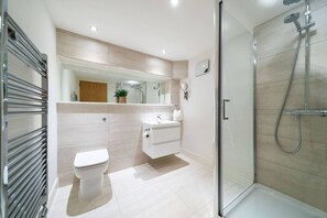 Dusche, Haartrockner, Handtücher