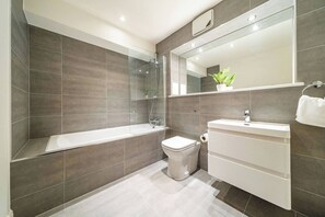 Shower, hair dryer, towels