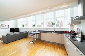 Een koelkast, een microgolfoven, een oven, een kookplaat