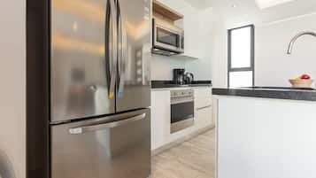 Refrigerador con freezer, microondas, horno, placa de cocina