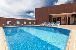 Una piscina al aire libre