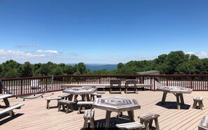 Outdoor dining - Wander Inn with The Woods Mtn Views/Pool/Hot Tub/Ski/Tube! (Beech Mountain)