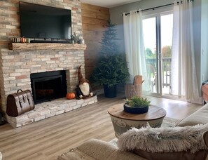 Smart TV, fireplace, ping pong - Wander Inn with The Woods Mtn Views/Pool/Hot Tub/Ski/Tube! (Beech Mountain)