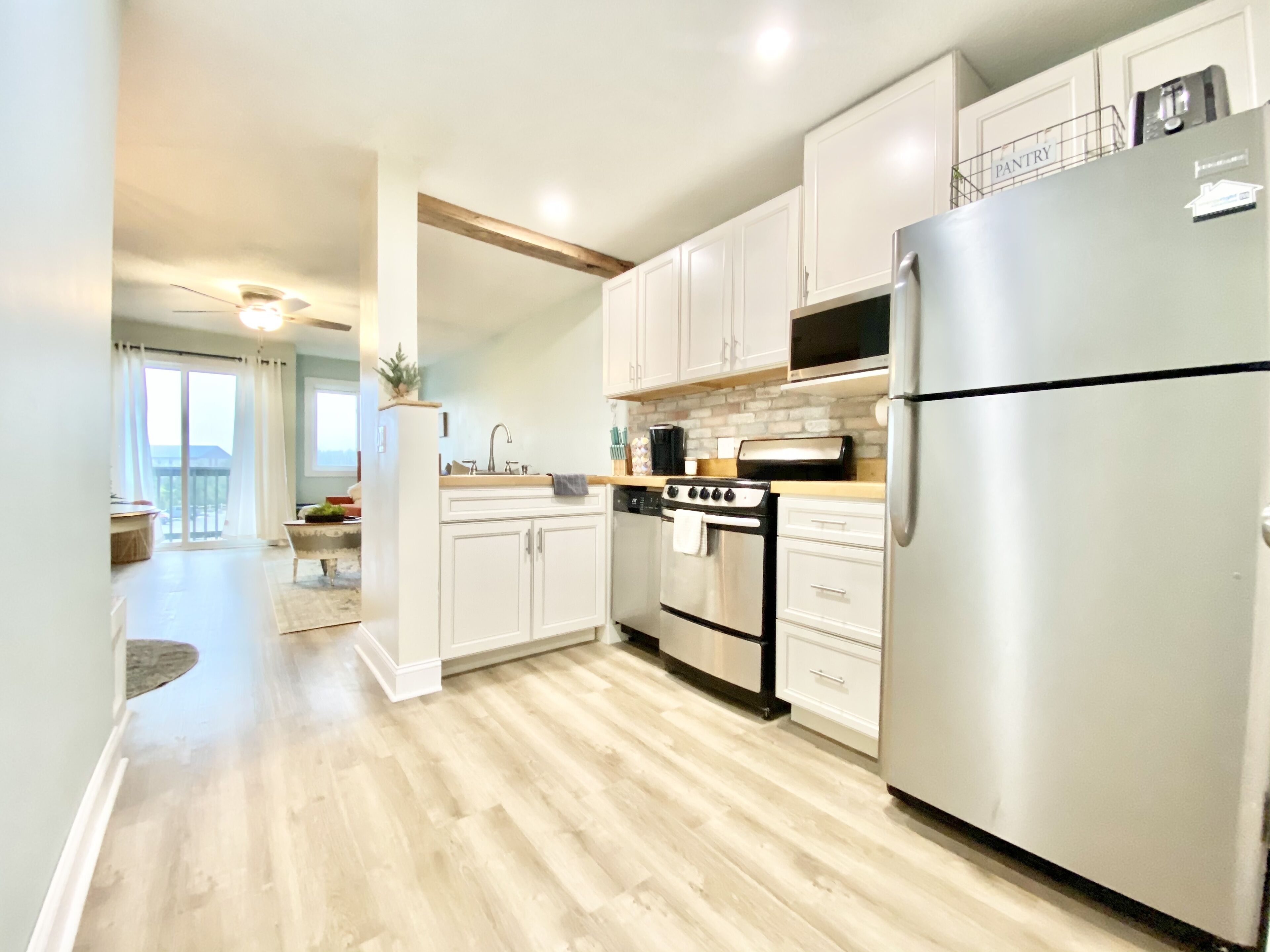 Kjøleskap, mikrobølgeovn, ovn og kokeplater