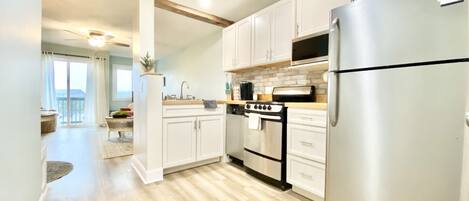 Kjøleskap, mikrobølgeovn, ovn og kokeplater