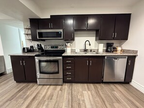 Refrigerador, microondas, horno y parrilla de estufa 