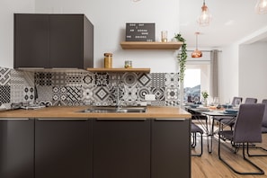 Fridge, oven, stovetop, dishwasher