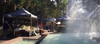 ART DECO BAYSIDE APARTMENT CLOSE TO THE CITY