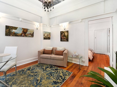 Smart TV. ART DECO BAYSIDE APARTMENT CLOSE TO THE CITY