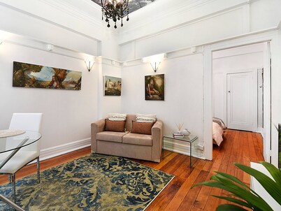 ART DECO BAYSIDE APARTMENT CLOSE TO THE CITY