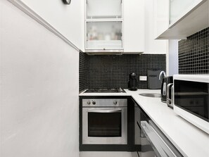 Réfrigérateur, micro-ondes, four, plaque de cuisson