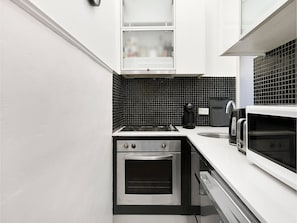 Réfrigérateur, micro-ondes, four, plaque de cuisson