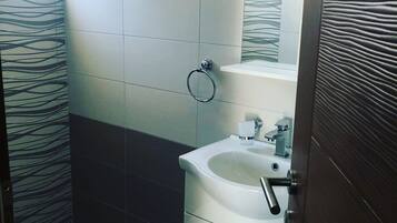 Douche, serviettes fournies, papier toilette