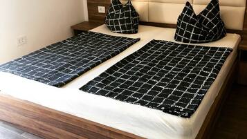 1 bedroom, desk, free WiFi, bed sheets