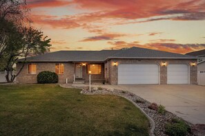 Exterior - Fun and Spacious Family Oasis + Hot Tub + Ping Pong (South Jordan)