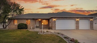 Fun and Spacious Family Oasis + Hot Tub + Ping Pong