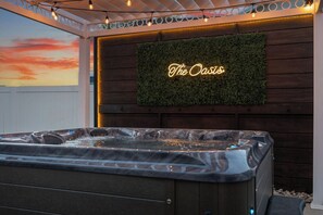 Outdoor spa tub - Fun and Spacious Family Oasis + Hot Tub + Ping Pong (South Jordan)