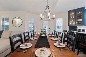 Dining - Fun and Spacious Family Oasis + Hot Tub + Ping Pong (South Jordan)