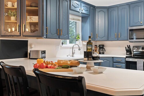 Fun and Spacious Family Oasis + Hot Tub + Ping Pong