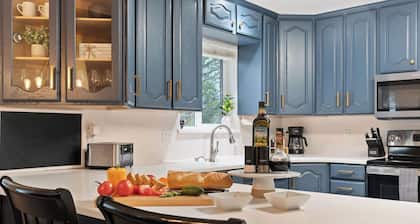 Fun and Spacious Family Oasis + Hot Tub + Ping Pong