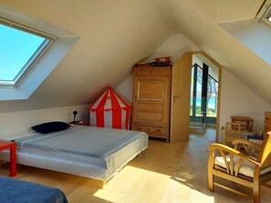 2 bedrooms, travel cot, WiFi, bed sheets