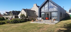 Exterior - Beautifully renovated house, superb sea view and large garden (Landunvez)