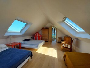 2 bedrooms, travel cot, WiFi, bed sheets - Beautifully renovated house, superb sea view and large garden (Landunvez)