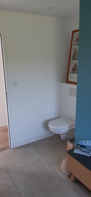 Shower, towels, soap, toilet paper - Beautifully renovated house, superb sea view and large garden (Landunvez)
