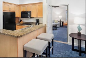 ثلاجة، ميكروويف، فرن، موقد طهي مسطح