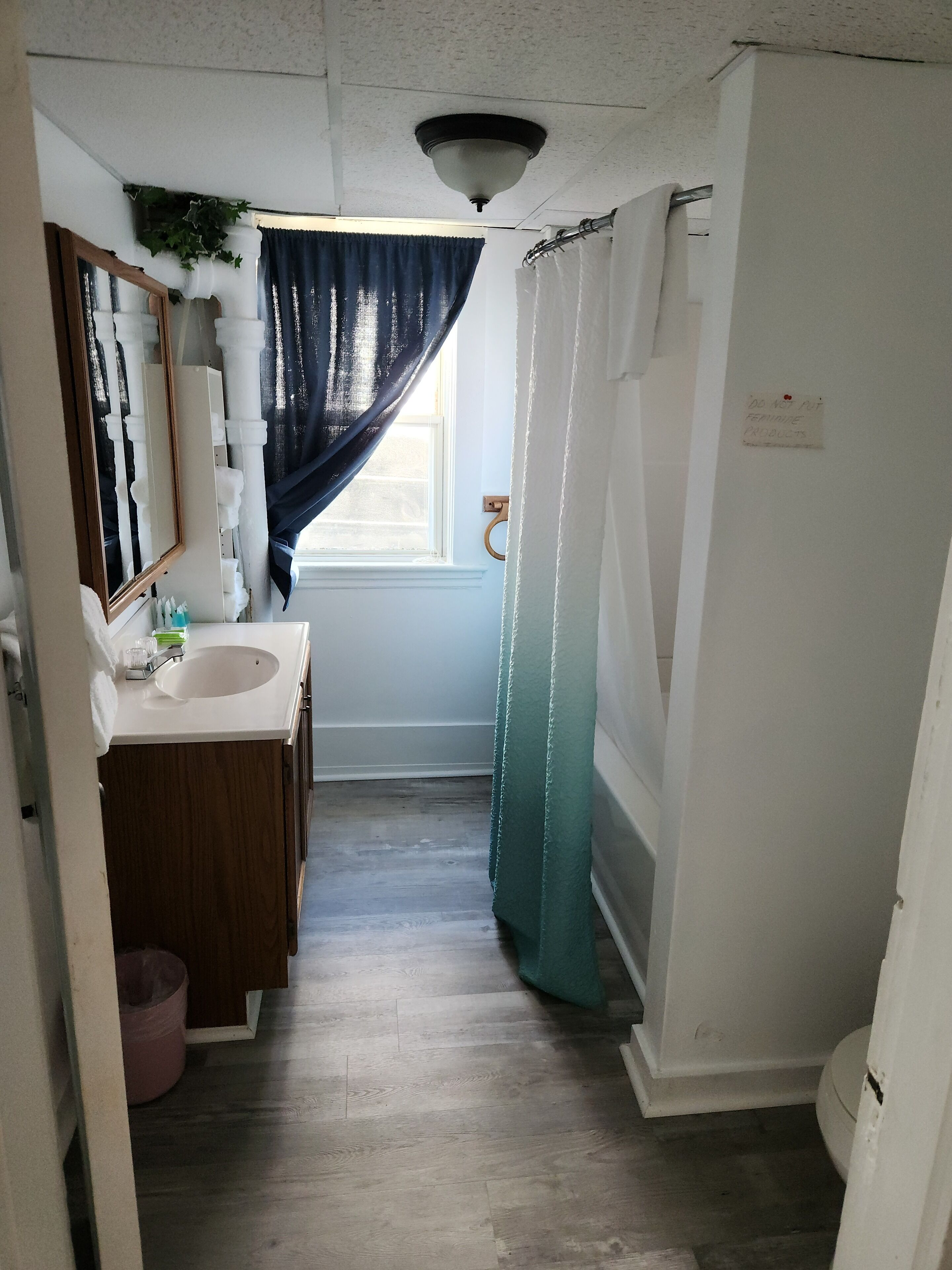 Bañera, artículos de tocador gratuitos, jabón, shampoo