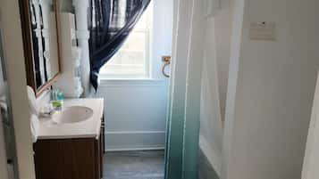 Bañera, artículos de tocador gratuitos, jabón, shampoo