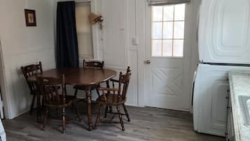 Apartamento standard | Cozinha privada | Geladeira grande, micro-ondas, talheres/pratos/utensílios de cozinha