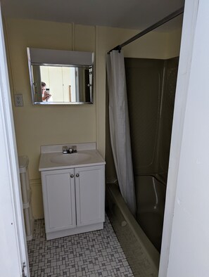 Bathtub, free toiletries, soap, shampoo - 7 Beachside Inn (Hampton)