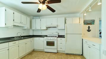 3 Bedroom House | Private kitchen | Full-sized fridge, microwave, cookware/dishes/utensils