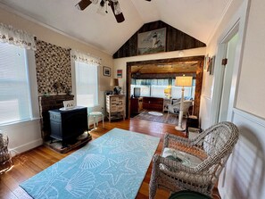 Basic Cottage | Living area - 7 Beachside Inn (Hampton)