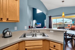 Fridge, microwave, oven, stovetop - New Listing! Emerald Island Resort, 3mi to Disney & 13mi to Universal - FS368703 (Kissimmee)