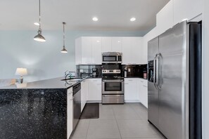 Refrigerador, microondas, horno y parrilla de estufa