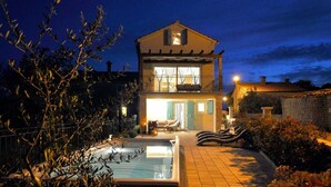 A two-story house with a balcony, a swimming pool, and a garden. - Villa Gisella with heated swimming pool (Nedešćina (Istria))