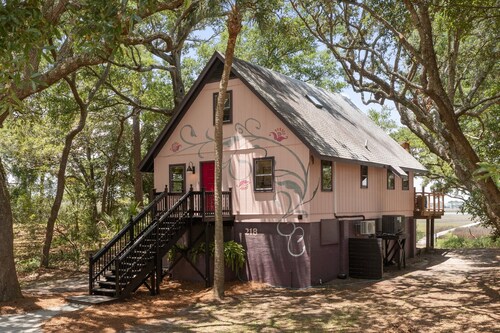 Folly Vacation Vintage Cottage with Stunning Views