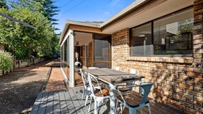 Outdoor dining - Haven On Jones Mollymook (Mollymook Beach)