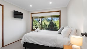 3 bedrooms, iron/ironing board, free WiFi, bed sheets