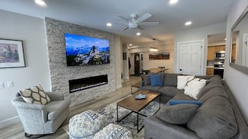 Smart TV, chimenea, videojuegos, libros
