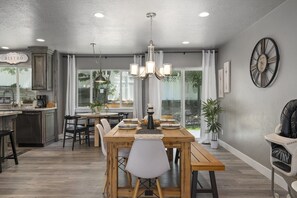 Dining - Huge Yard. Hot Tub. Playground. Trampoline. (Orem)