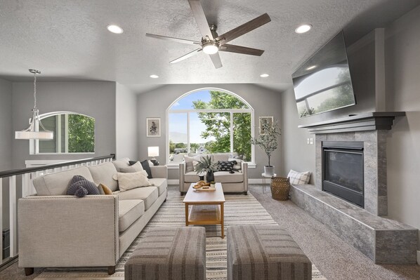 Smart TV, fireplace, video games - Huge Yard. Hot Tub. Playground. Trampoline. (Orem)