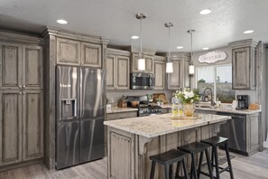 Fridge, microwave, oven, stovetop - Huge Yard. Hot Tub. Playground. Trampoline. (Orem)