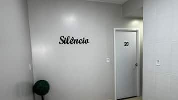 Roupas de cama premium, camas Select Comfort, frigobar