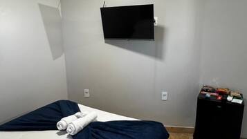 Quarto econômico, 1 quarto, ar-condicionado, vista para a cidade | Roupas de cama premium, camas Select Comfort, frigobar