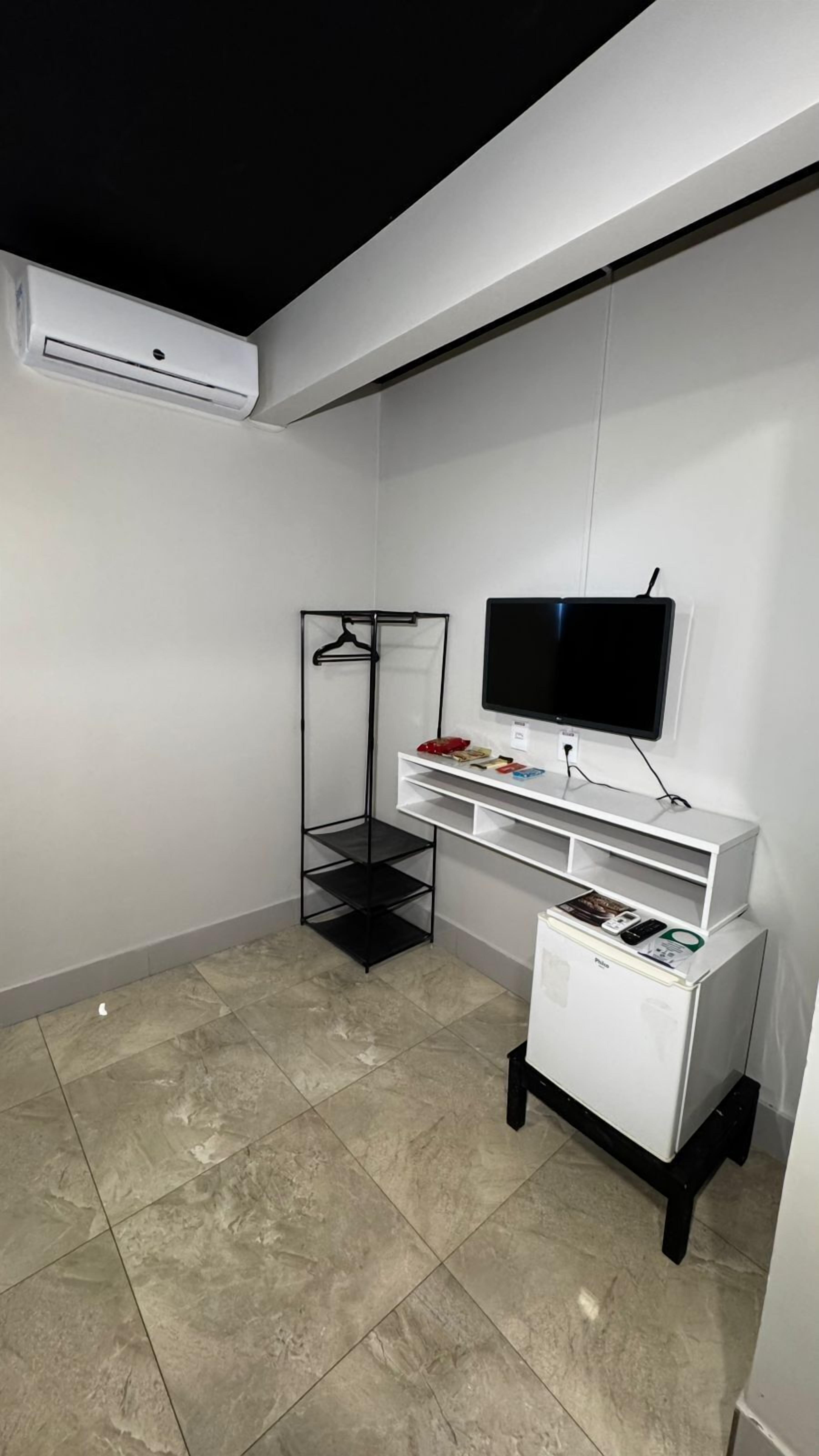 Quarto triplo empresarial | Roupas de cama premium, camas Select Comfort, frigobar