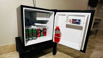 Quarto quádruplo família | Roupas de cama premium, camas Select Comfort, frigobar