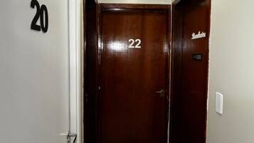 Quarto econômico, 3 quartos, banheiro compartilhado, vista para a cidade | Área de estar | Smart TV 32 polegadas com canais digitais